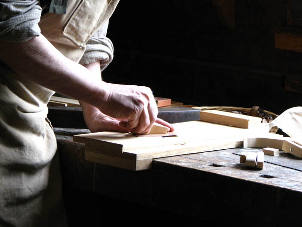 Ofrecemos un servicio de <strong>carpintería  de madera y ebanistería en Miraflores de la Sierra</strong> adaptado a las necesidades del <strong>cliente</strong>.
