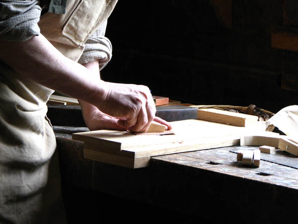 Ofrecemos un servicio de <strong>carpinterÃ­a  de madera y ebanisterÃ­a en Miraflores de la Sierra</strong> adaptado a las necesidades del <strong>cliente</strong>.